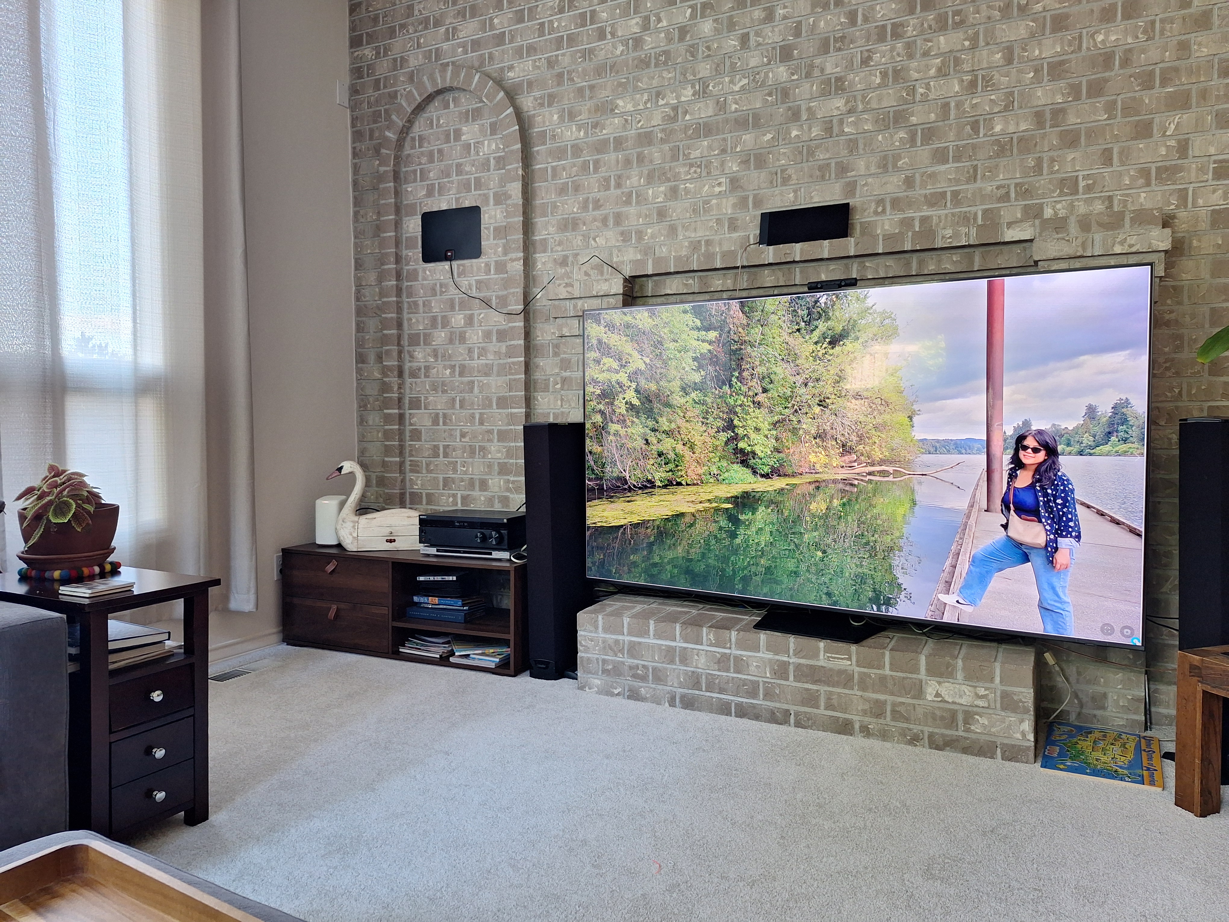 A family-room TV displaying a single large photo.